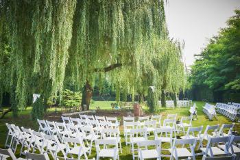 Huwelijk Kristallijn tent tuin bloemenplafond crossback louis stoel