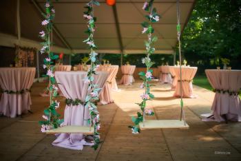 Huwelijk Kristallijn tent tuin bloemenplafond crossback louis stoel