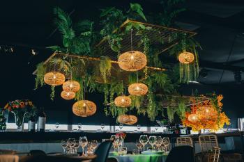 Zoute grand Prix Knokke Bonhamms tent autrally verhuur van feestmateriaa sfeervolle inrichting herfstthema rotan gouden stoelen floating garden