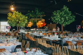 Zoute grand Prix Knokke Bonhamms tent autrally verhuur van feestmateriaa sfeervolle inrichting herfstthema rotan gouden stoelen floating garden