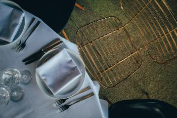 Zoute grand Prix Knokke Bonhamms tent autrally verhuur van feestmateriaa sfeervolle inrichting herfstthema rotan gouden stoelen floating garden