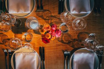 Zoute grand Prix Knokke Bonhamms tent autrally verhuur van feestmateriaa sfeervolle inrichting herfstthema rotan gouden stoelen floating garden