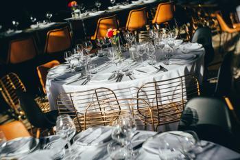 Zoute grand Prix Knokke Bonhamms tent autorally verhuur van feestmateriaa sfeervolle inrichting herfstthema rotan gouden stoelen floating garden